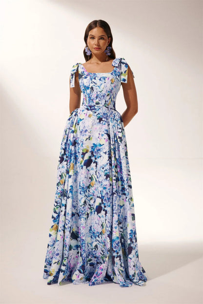 Vestido largo con tirantes y estampado de hortensias de Kacey 