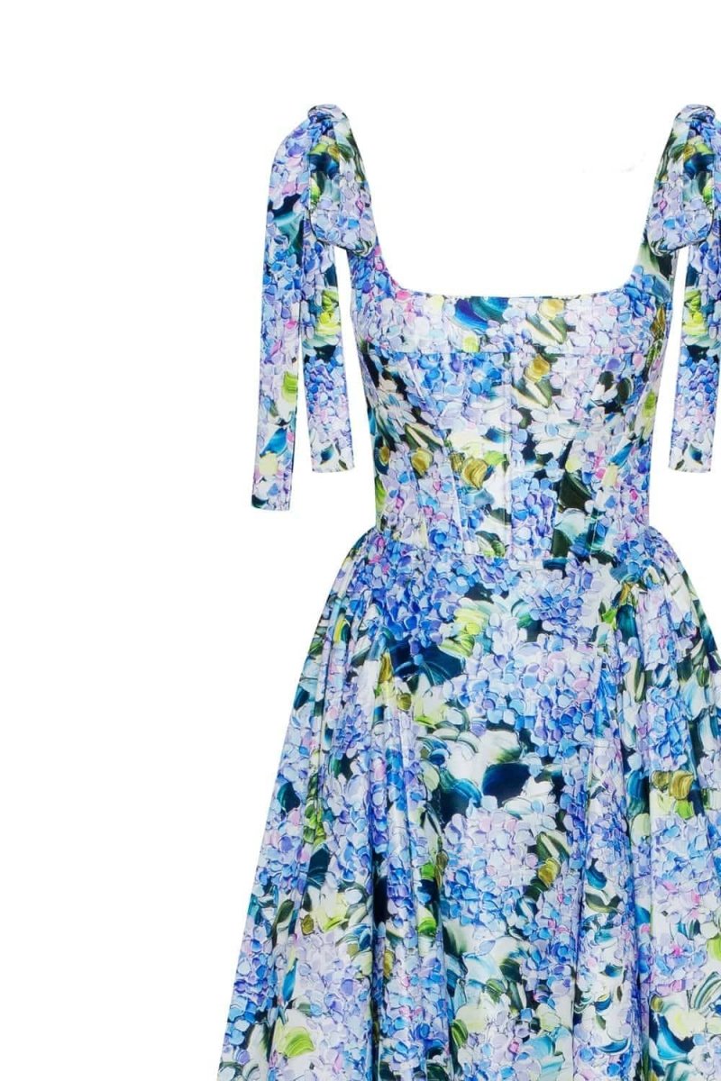 Vestido largo con tirantes y estampado de hortensias de Kacey 