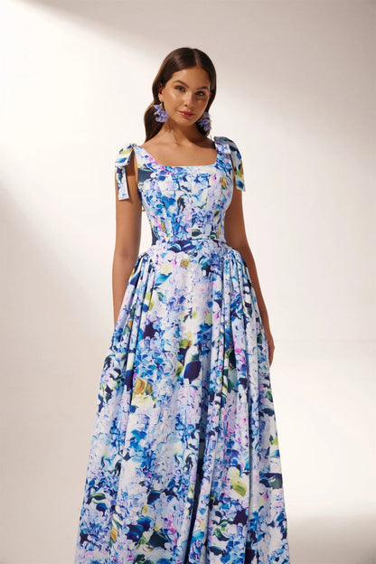 Vestido largo con tirantes y estampado de hortensias de Kacey 