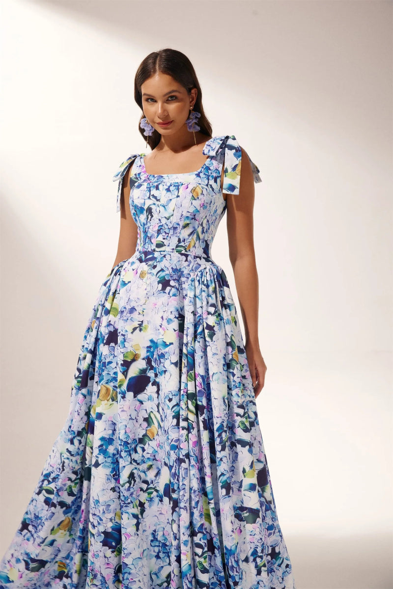 Vestido largo con tirantes y estampado de hortensias de Kacey 