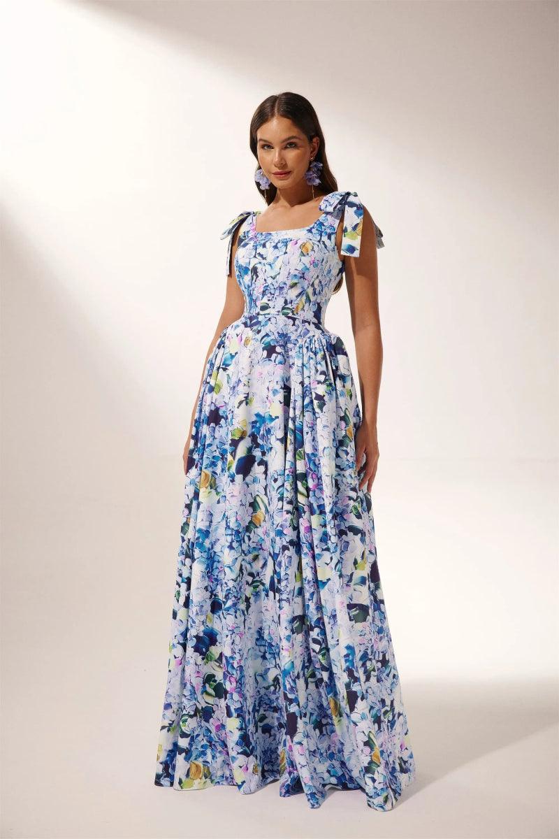 Vestido largo con tirantes y estampado de hortensias de Kacey 