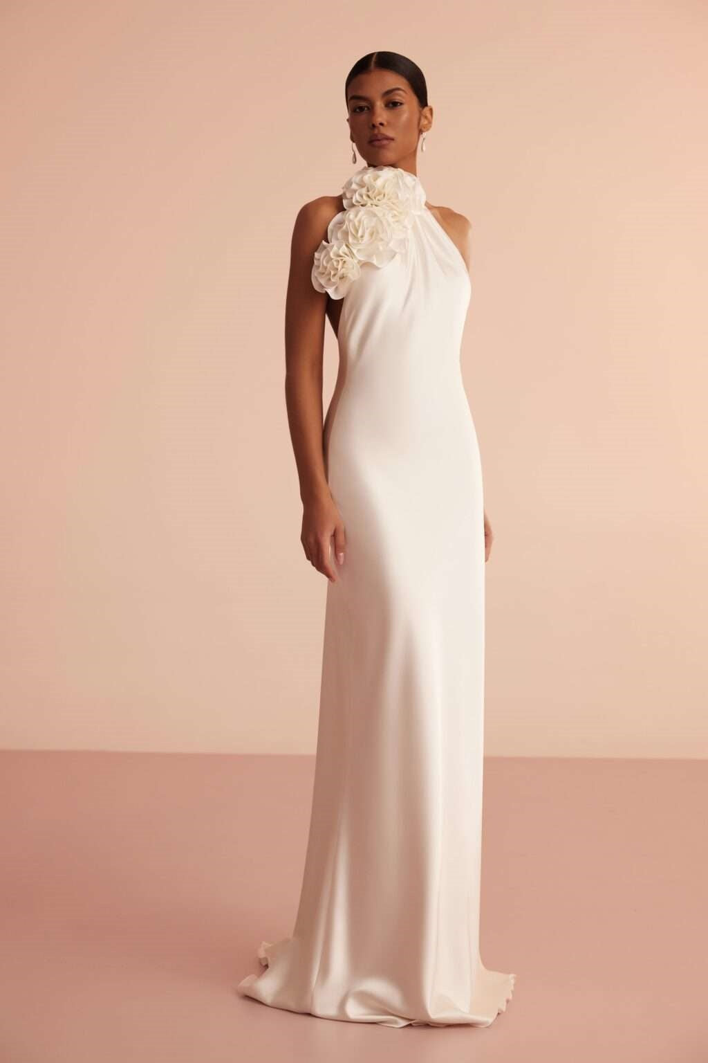 Vestido largo con cuello halter y apliques florales de Isabel 