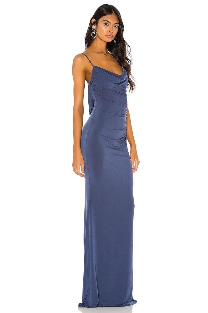 Vestido largo de encaje lila con cuello vuelto y espalda descubierta 