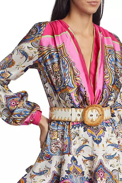 Vestido mini con cuello en V y capas estampado Lillian 