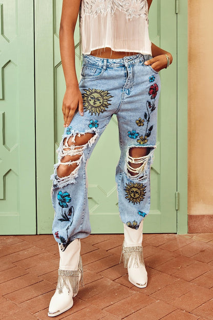 Vaqueros rotos con estampado floral y de sol de Liza 