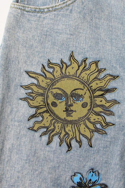 Vaqueros rotos con estampado floral y de sol de Liza 