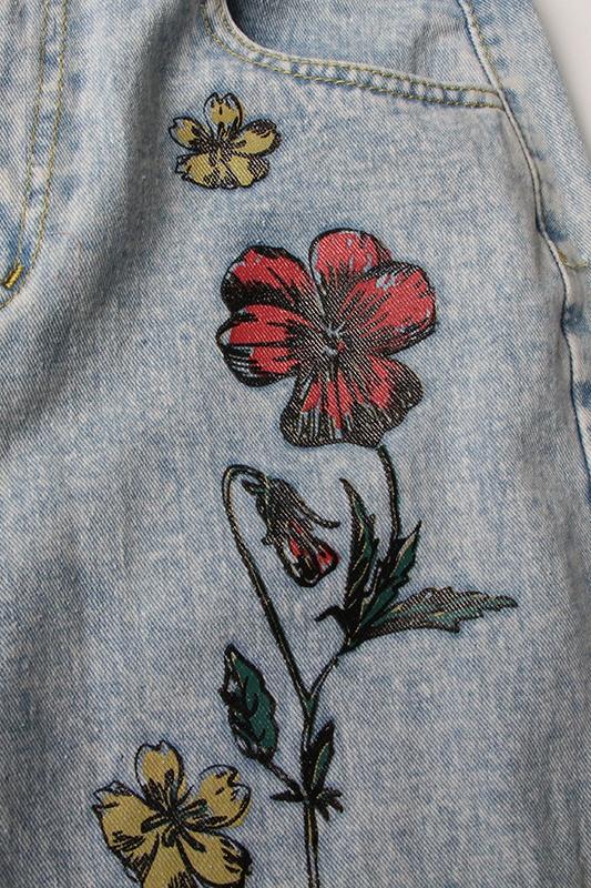 Vaqueros rotos con estampado floral y de sol de Liza 