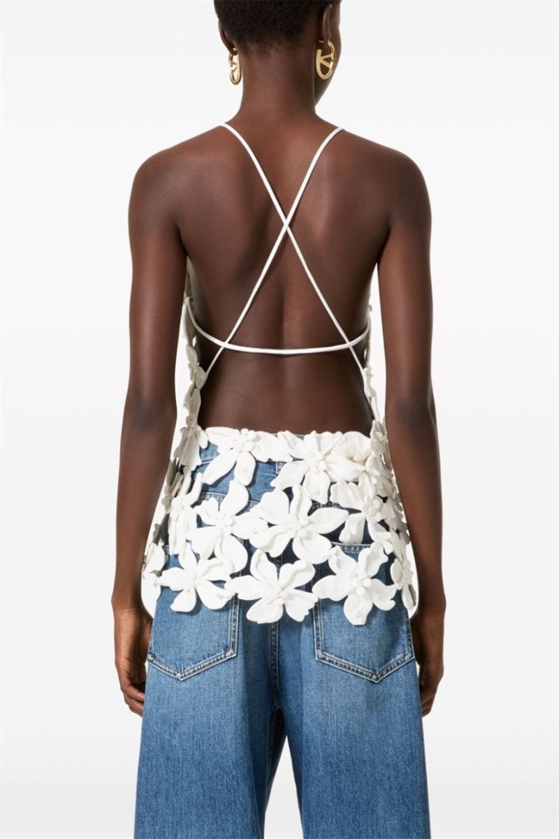 Top de cuello en V con apliques florales de Lorraine 