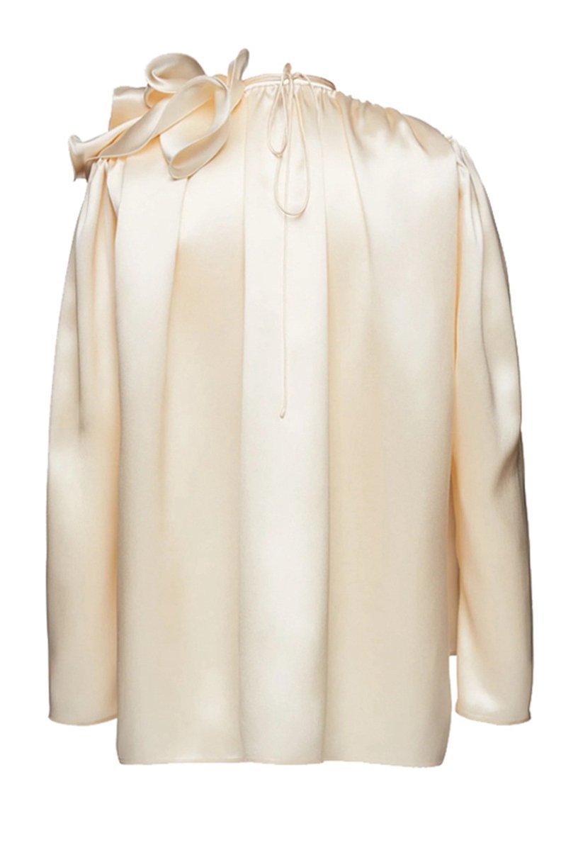 Blusa fluida de satén con flores de Lorraine 