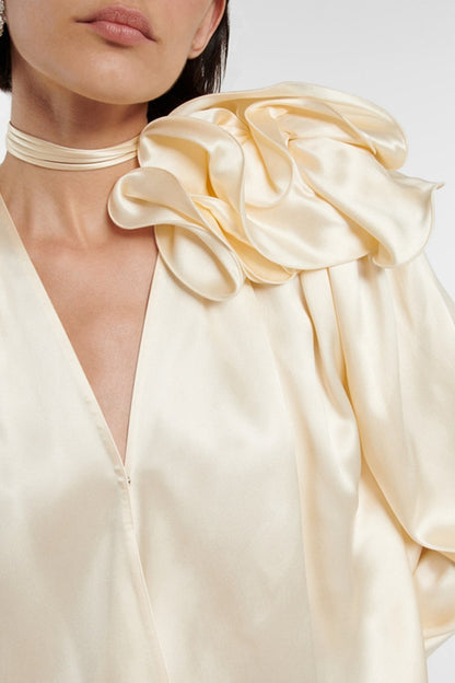 Blusa fluida de satén con flores de Lorraine 