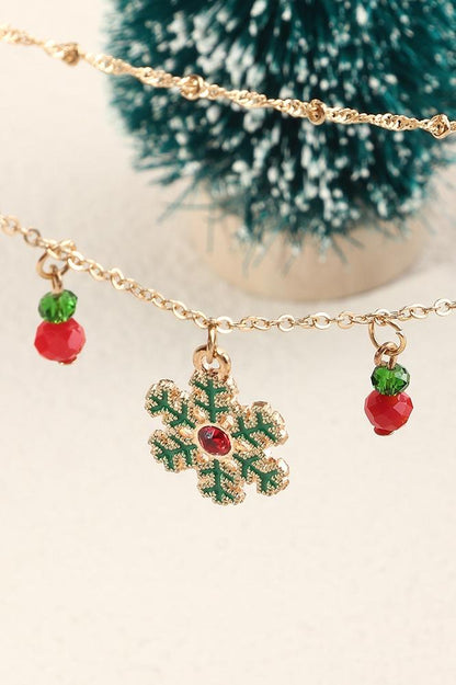 Collar colgante extraíble con copos de nieve navideños de Lynn 