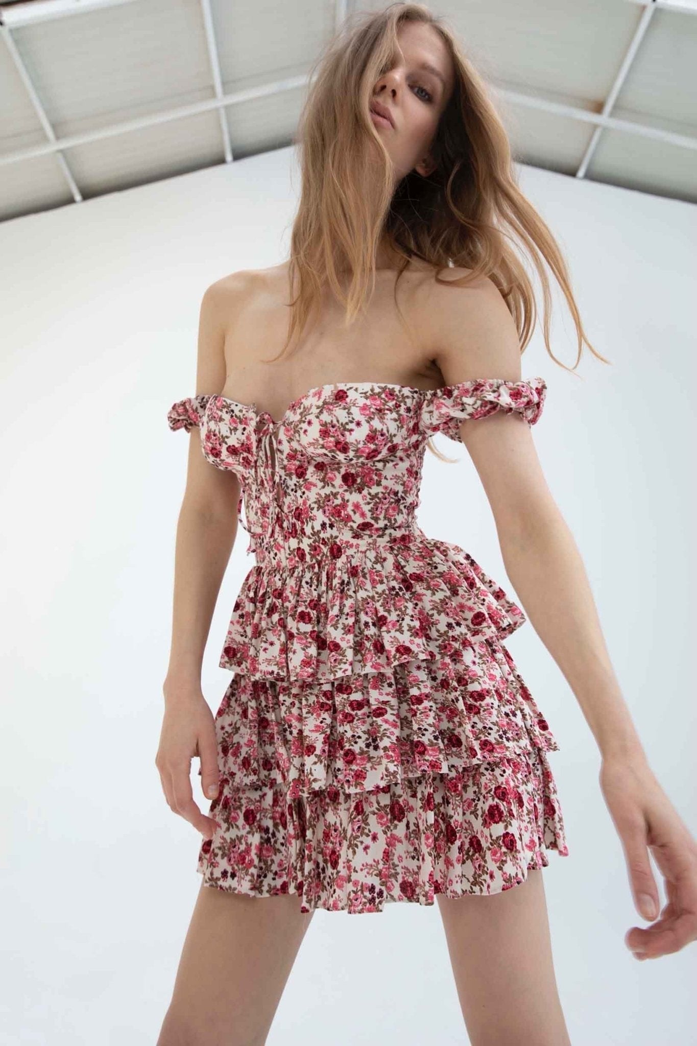 Vestido mini con corsé estampado Mabel en capas 