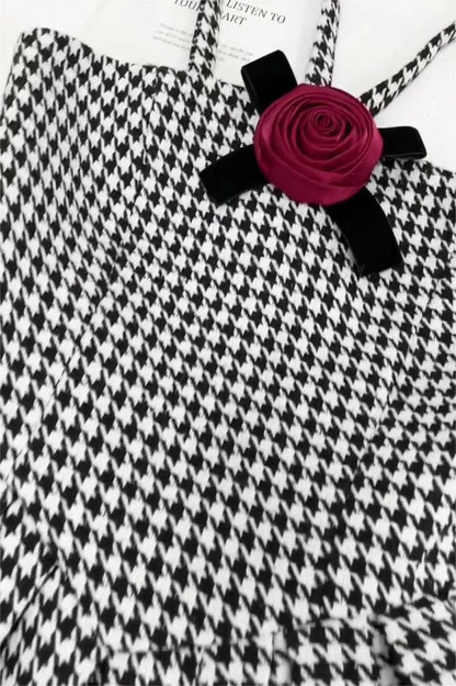 Vestido mini de corte A con lazo de rosas y estampado pata de gallo de Mona 