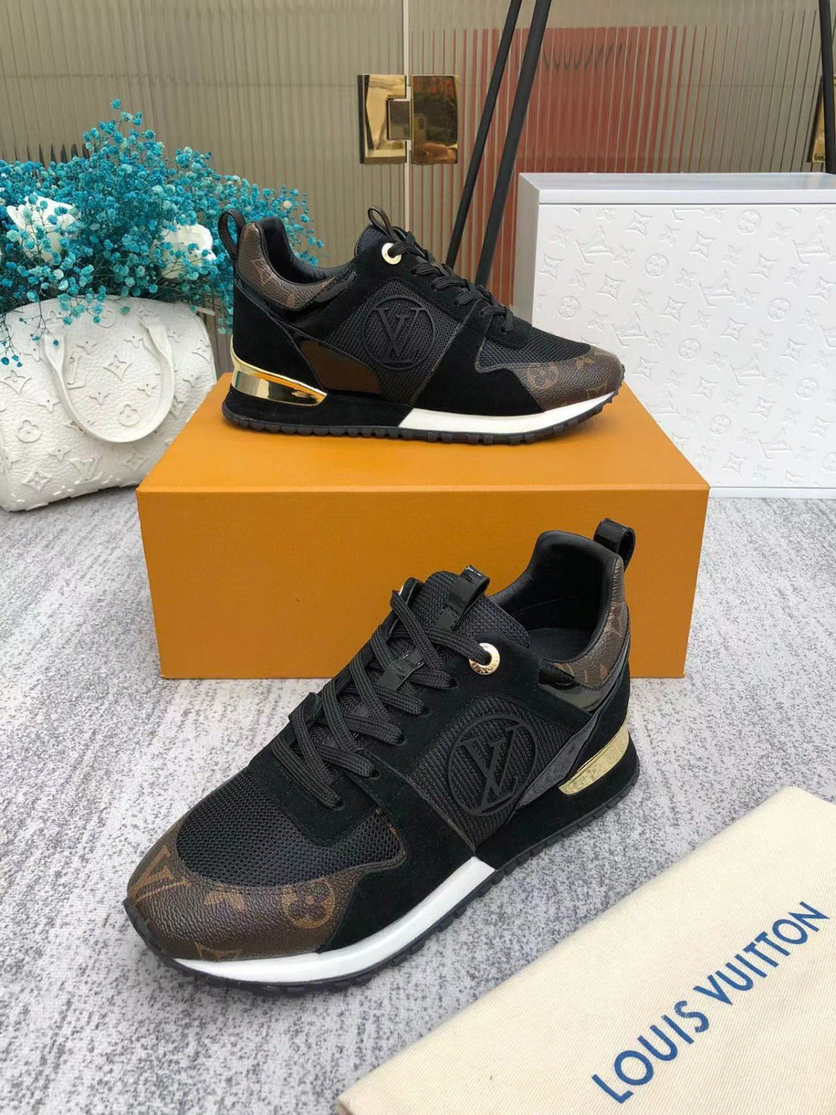 LUV Sneakers Run Away Monogram