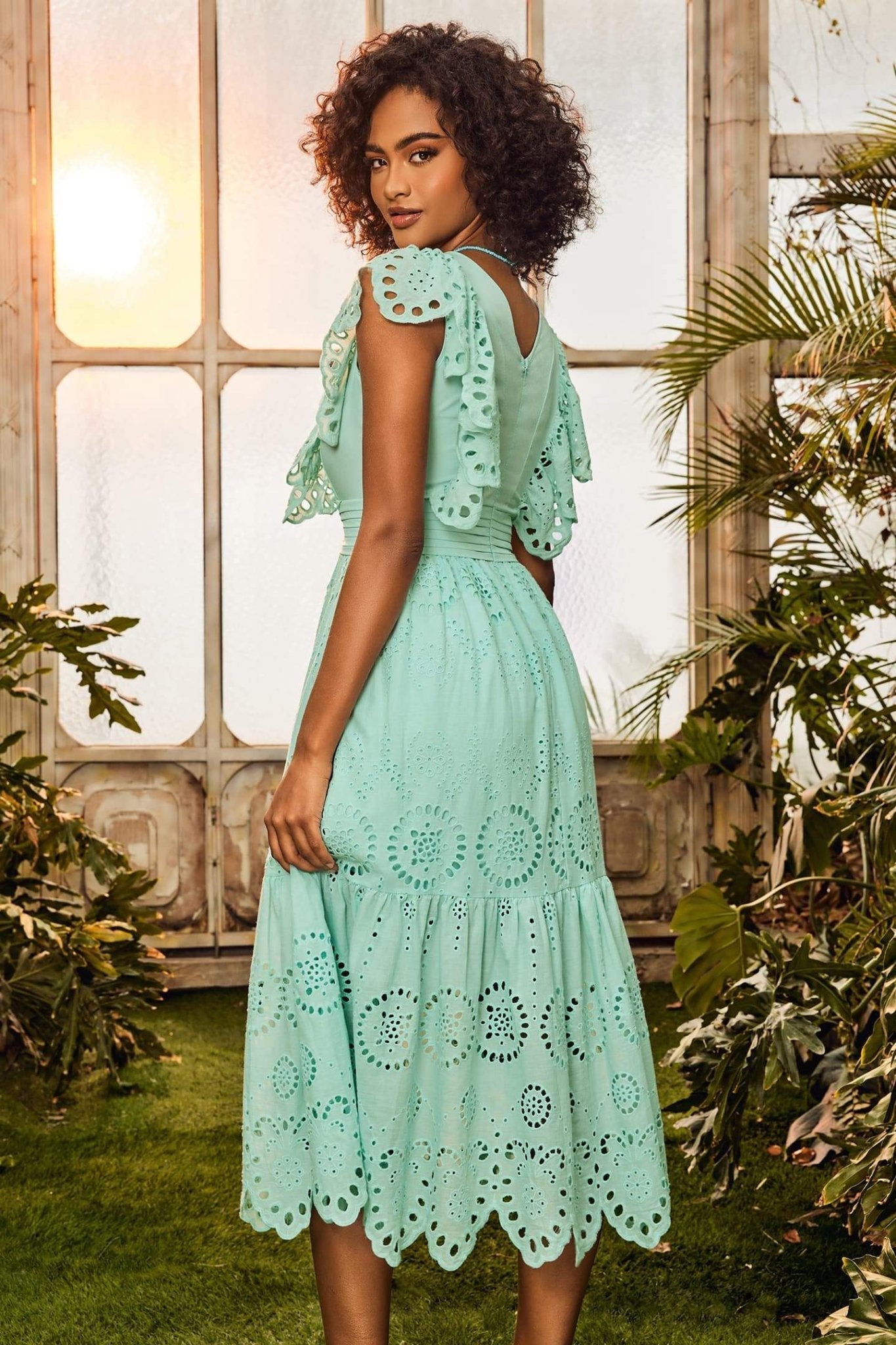 Vestido midi con volantes y cuello en V de Ruth 