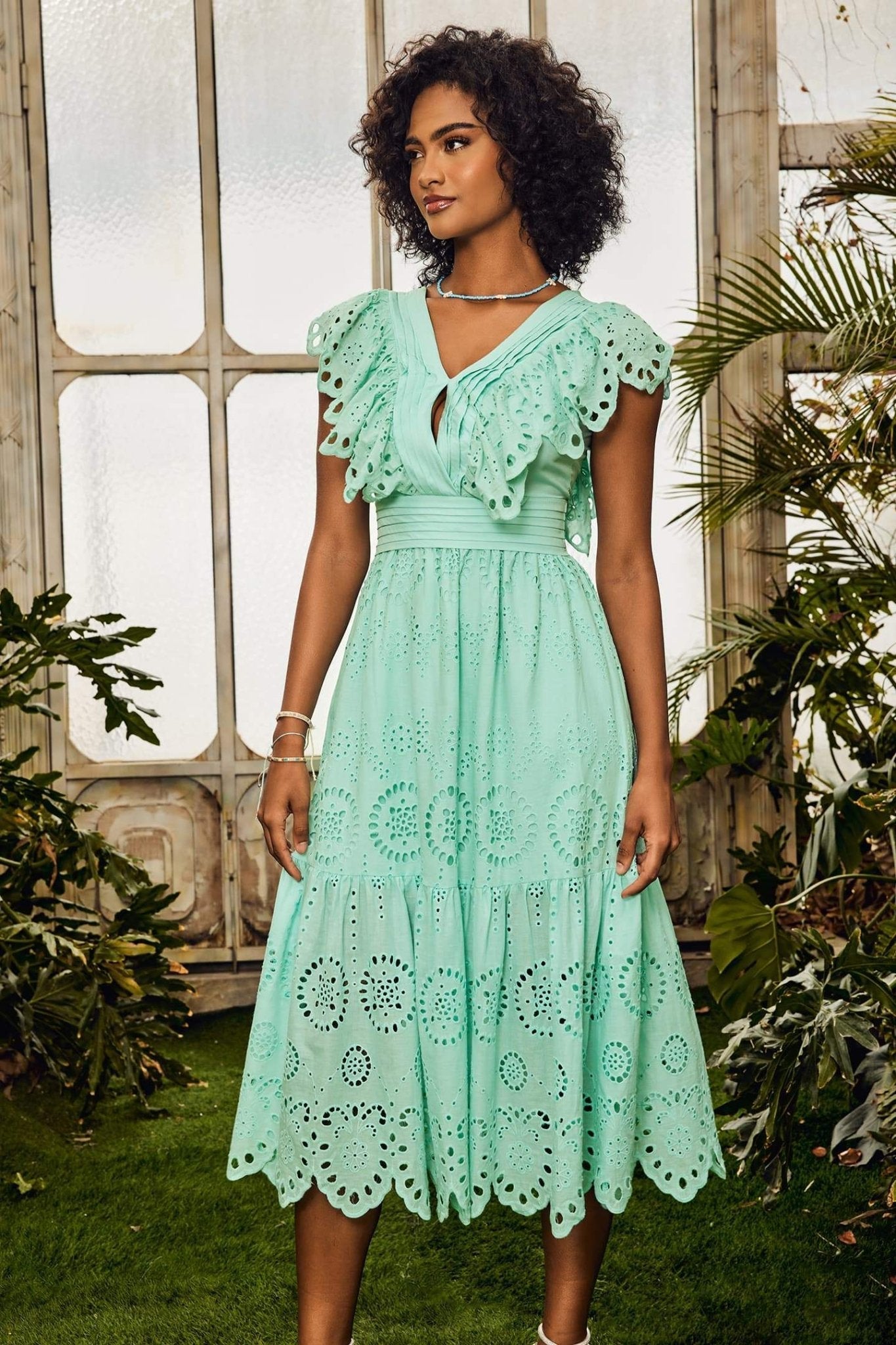 Vestido midi con volantes y cuello en V de Ruth 
