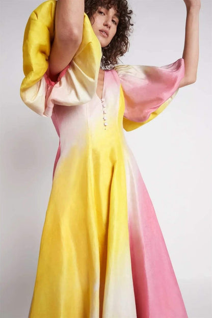 Vestido midi con escote en V y mangas abullonadas de Salomé 