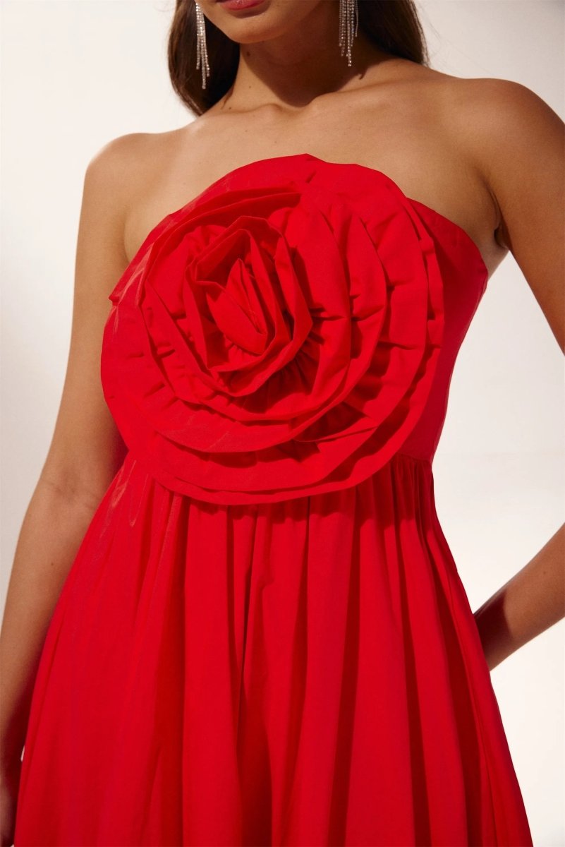 Vestido largo sin tirantes con flores esculpidas 