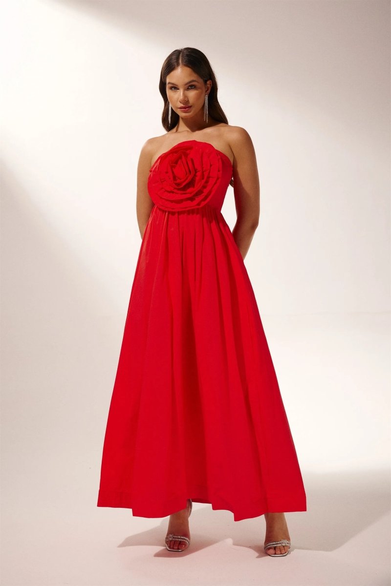 Vestido largo sin tirantes con flores esculpidas 