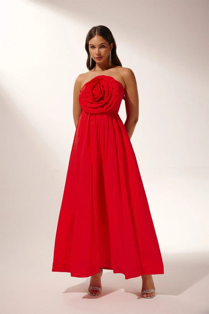 Vestido largo sin tirantes con flores esculpidas 