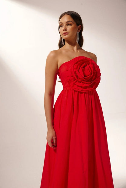 Vestido largo sin tirantes con flores esculpidas 
