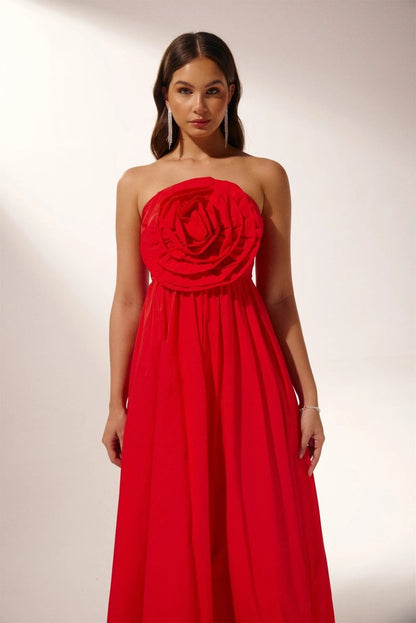 Vestido largo sin tirantes con flores esculpidas 