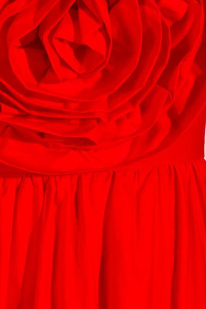 Vestido largo sin tirantes con flores esculpidas 