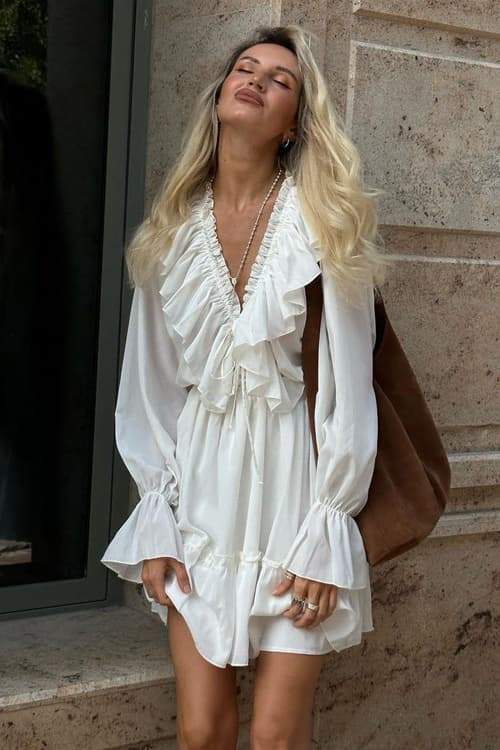 Vestido mini con volantes y cuello en V de Sharon 