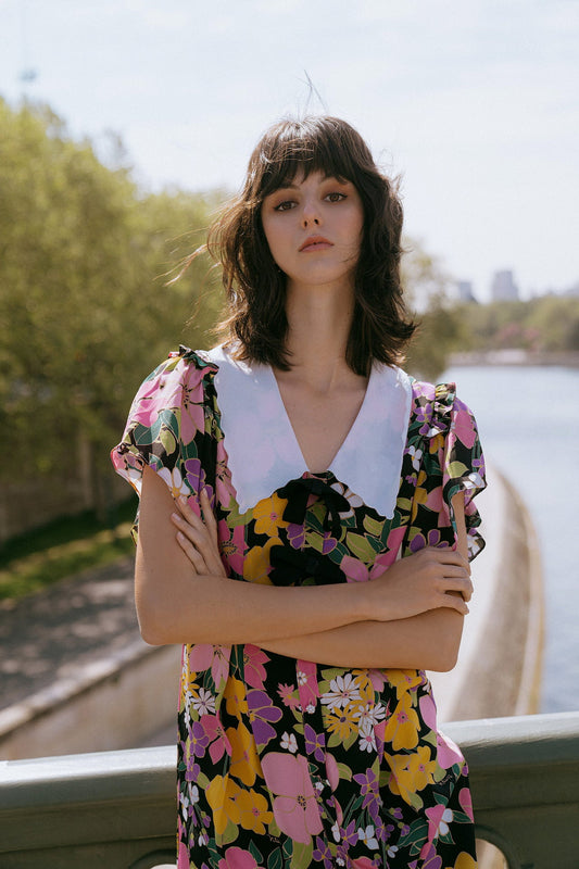 Vestido mini estampado de manga corta con cuello en V 