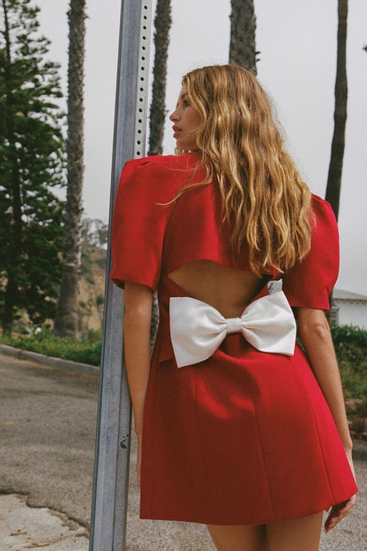 Vestido mini con lazo, espalda descubierta y escote en V de Elsie 