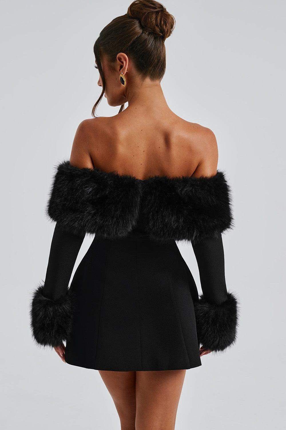 Vestido mini con hombros descubiertos y cuello de piel Regina 