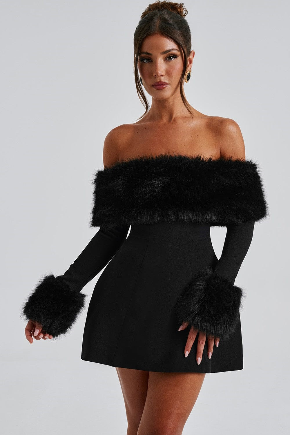 Vestido mini con hombros descubiertos y cuello de piel Regina 