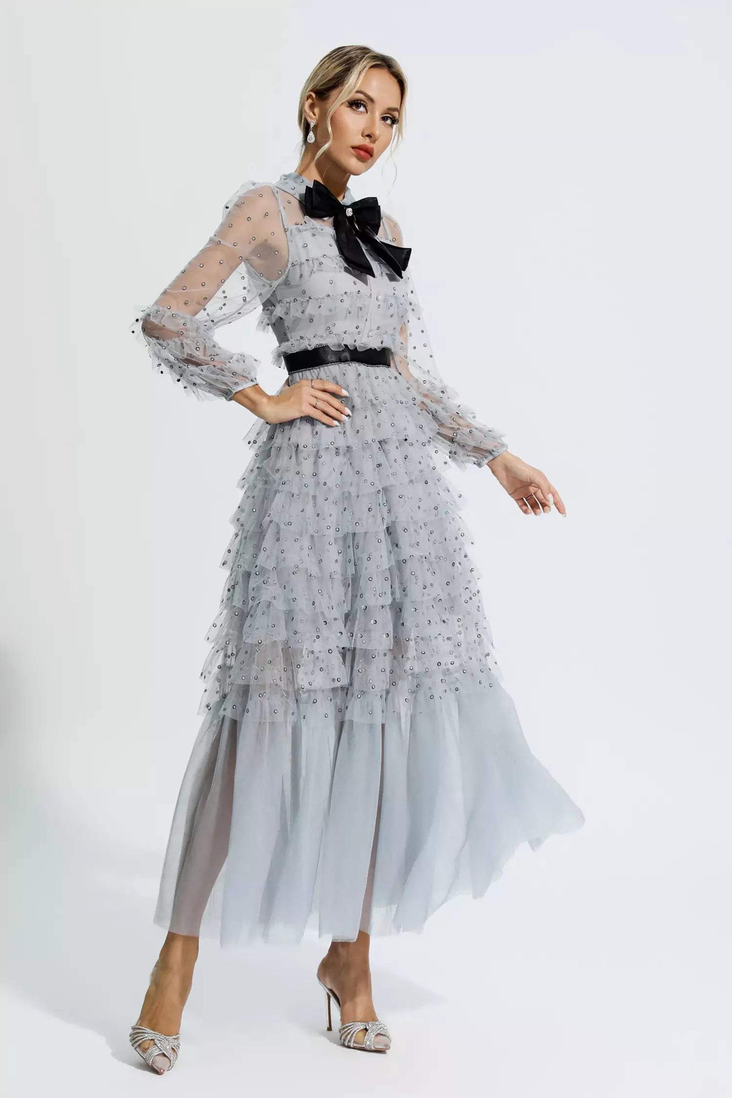 Vestido midi de manga larga con cuello camisero y lazo con volantes 