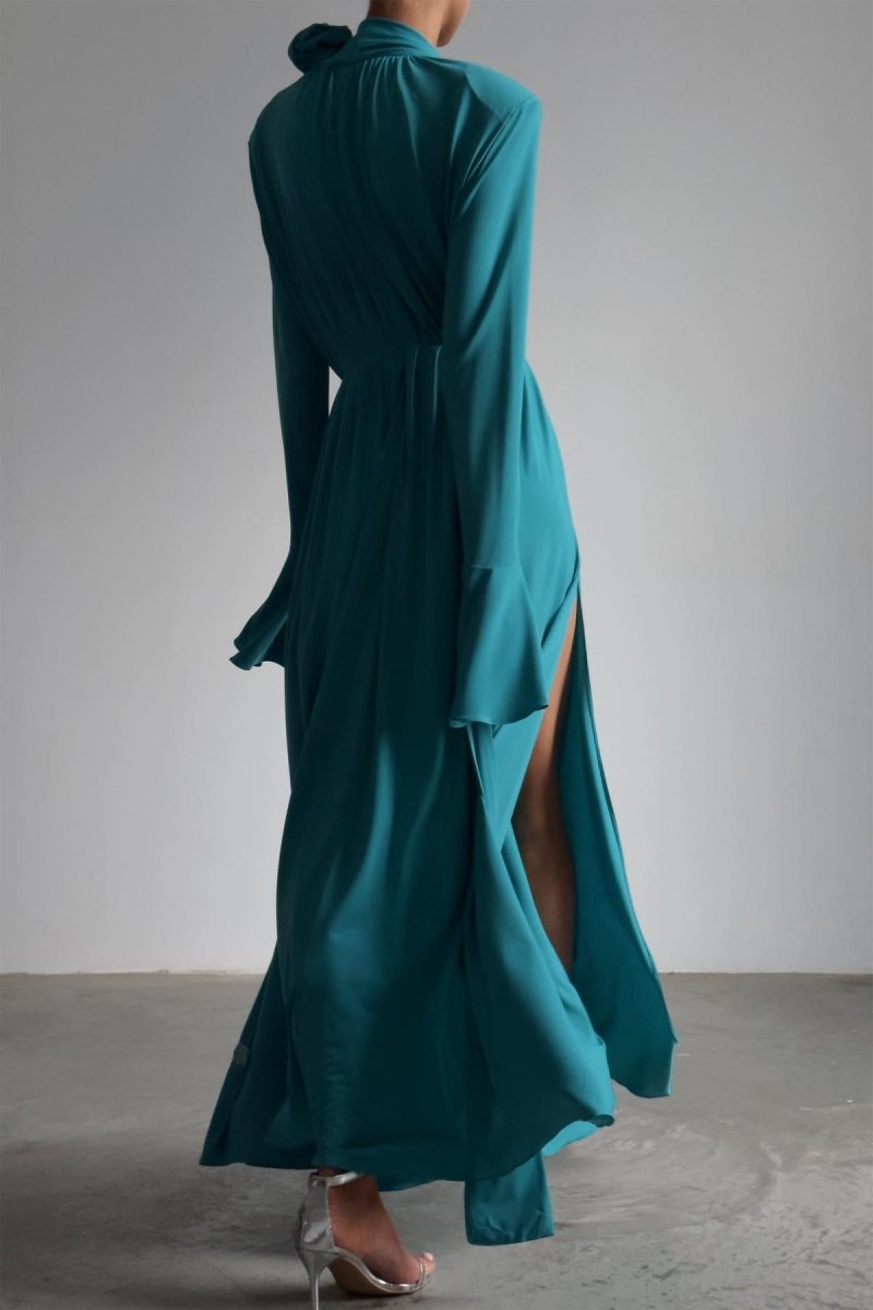 Vestido largo plisado con abertura y escote en V con ribete de flores de Yedda 