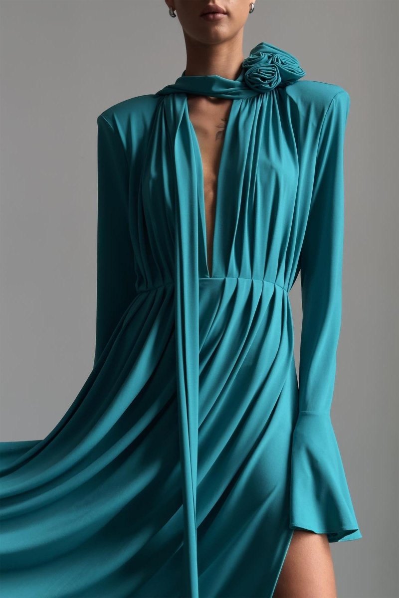 Vestido largo plisado con abertura y escote en V con ribete de flores de Yedda 