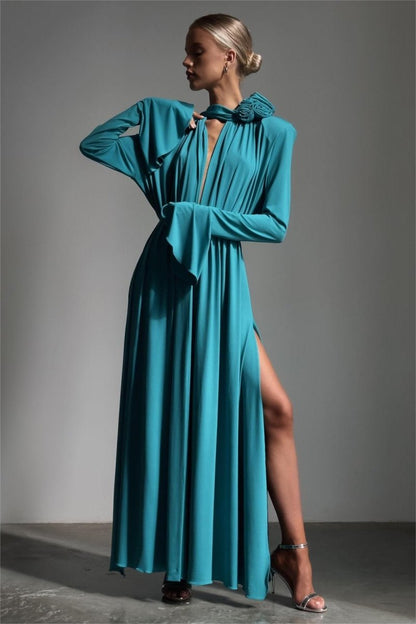 Vestido largo plisado con abertura y escote en V con ribete de flores de Yedda 
