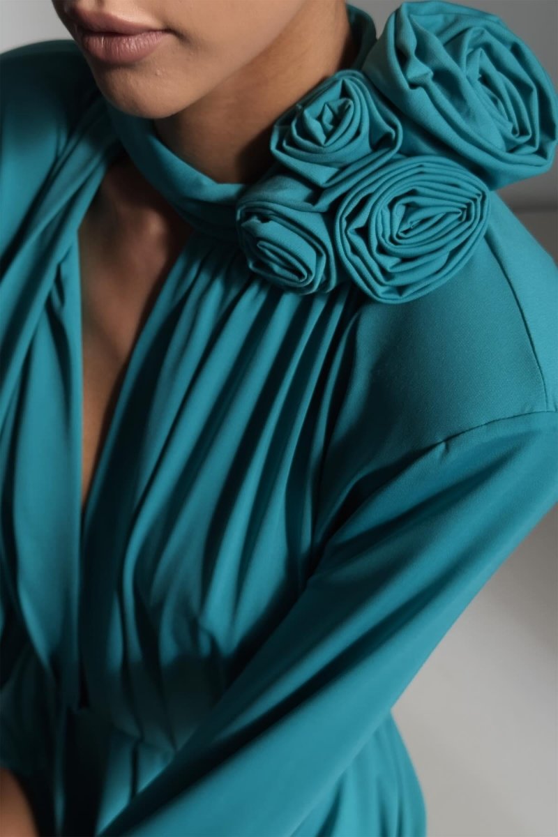 Vestido largo plisado con abertura y escote en V con ribete de flores de Yedda 