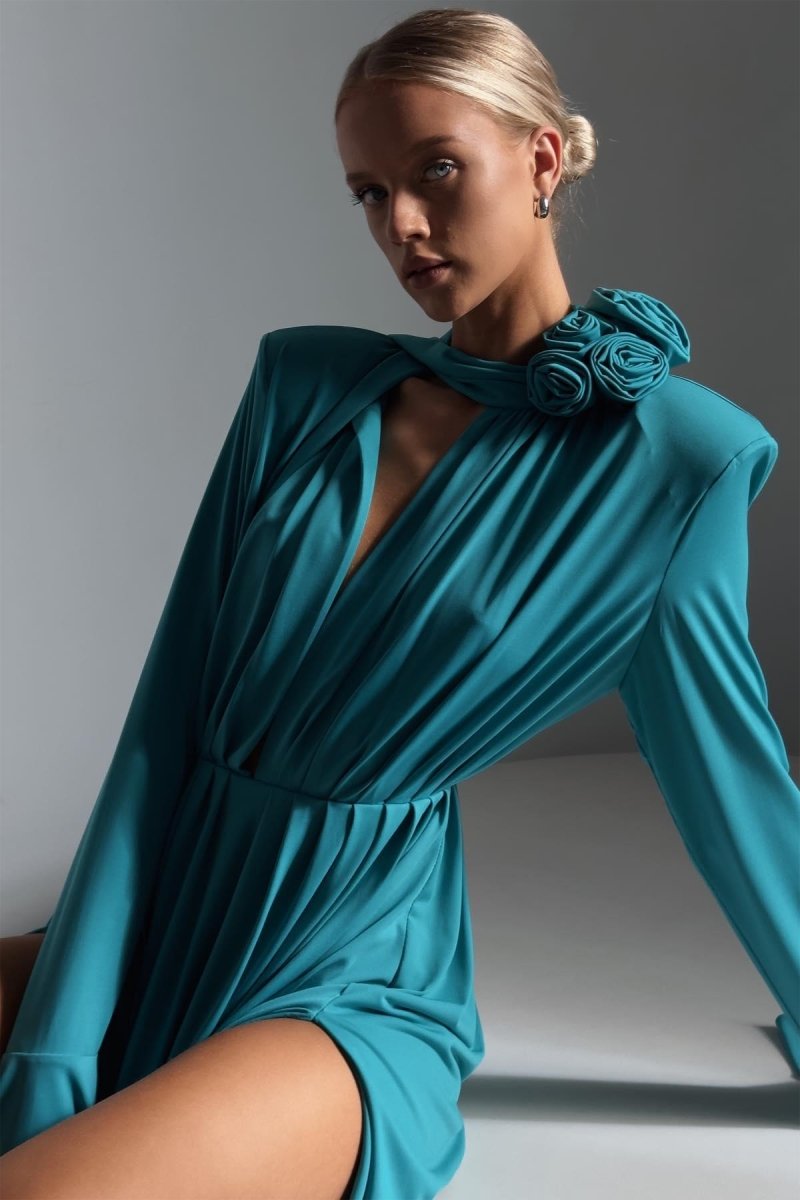 Vestido largo plisado con abertura y escote en V con ribete de flores de Yedda 