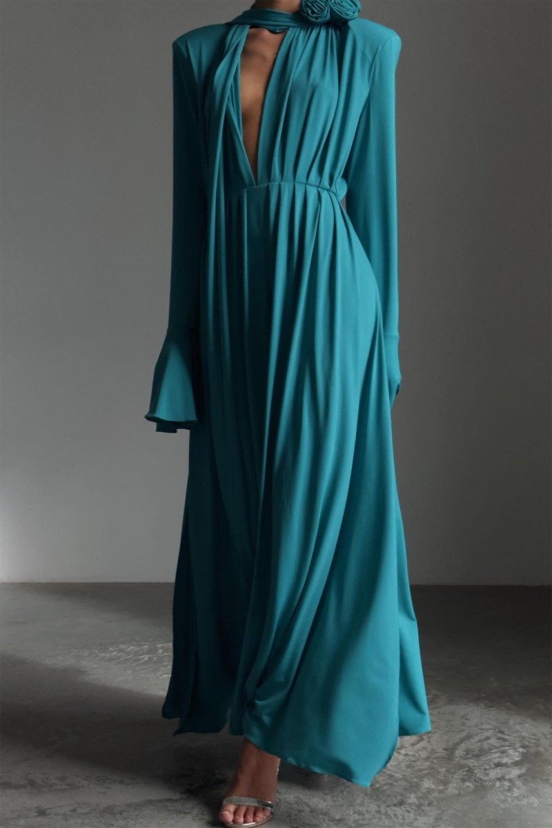Vestido largo plisado con abertura y escote en V con ribete de flores de Yedda 