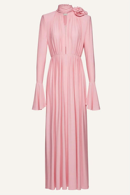 Vestido largo plisado con abertura y escote en V con ribete de flores de Yedda 
