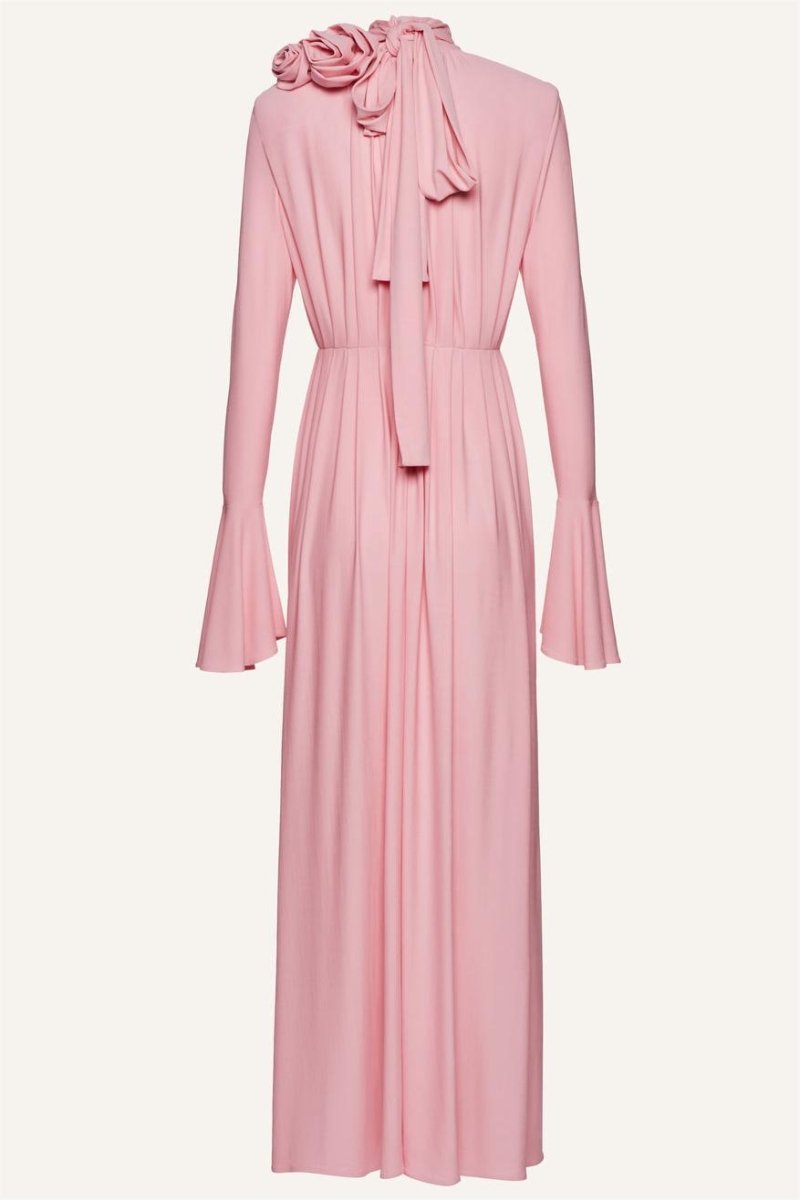 Vestido largo plisado con abertura y escote en V con ribete de flores de Yedda 