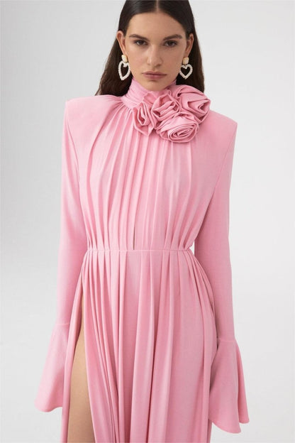 Vestido largo plisado con abertura y escote en V con ribete de flores de Yedda 